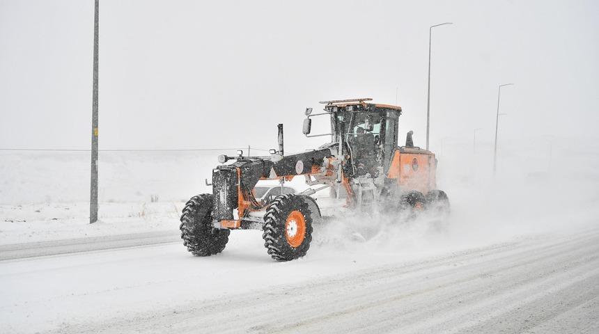 B&uuml;y&uuml;kşehirin karla m&uuml;cadele ekipleri tam kadro sahada