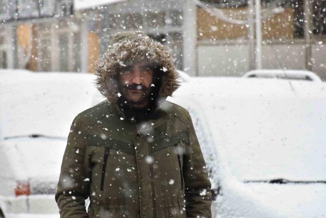 Oltu il&ccedil;e merkezine mevsimin ilk karı d&uuml;şt&uuml; 10