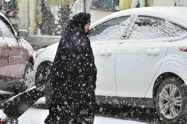 Oltu il&ccedil;e merkezine mevsimin ilk karı d&uuml;şt&uuml; 9