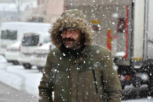 Oltu il&ccedil;e merkezine mevsimin ilk karı d&uuml;şt&uuml; 7