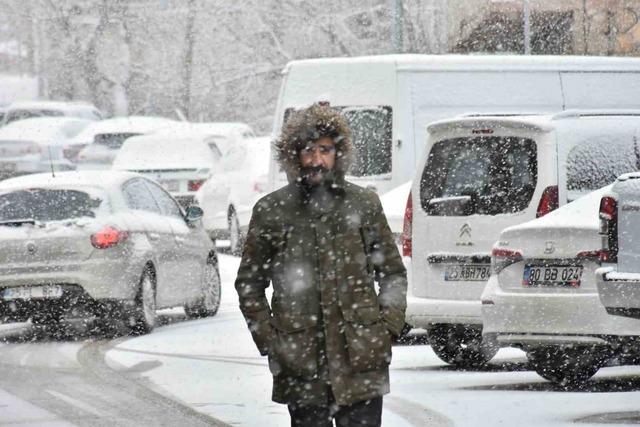 Oltu il&ccedil;e merkezine mevsimin ilk karı d&uuml;şt&uuml; 6
