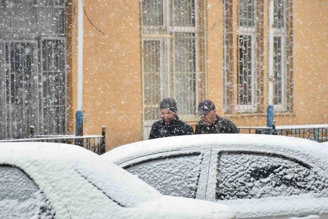 Oltu il&ccedil;e merkezine mevsimin ilk karı d&uuml;şt&uuml; 5