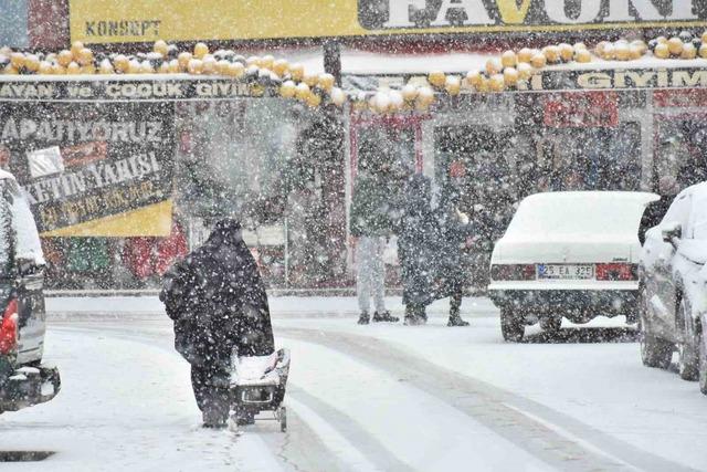 Oltu il&ccedil;e merkezine mevsimin ilk karı d&uuml;şt&uuml; 4