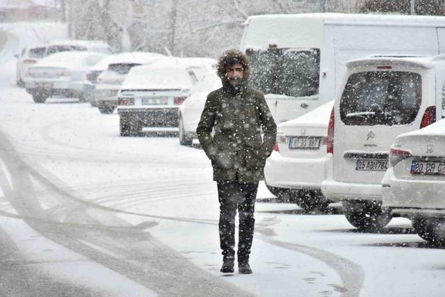 Oltu il&ccedil;e merkezine mevsimin ilk karı d&uuml;şt&uuml; 3