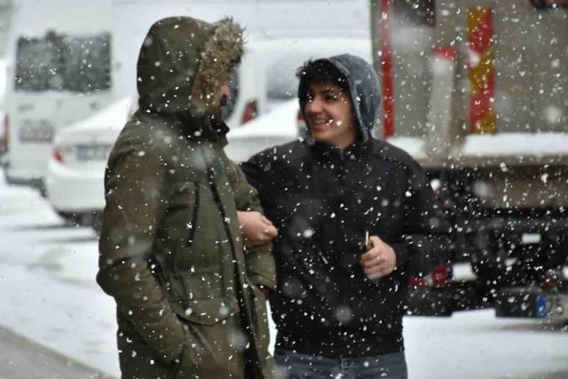 Oltu il&ccedil;e merkezine mevsimin ilk karı d&uuml;şt&uuml; 2