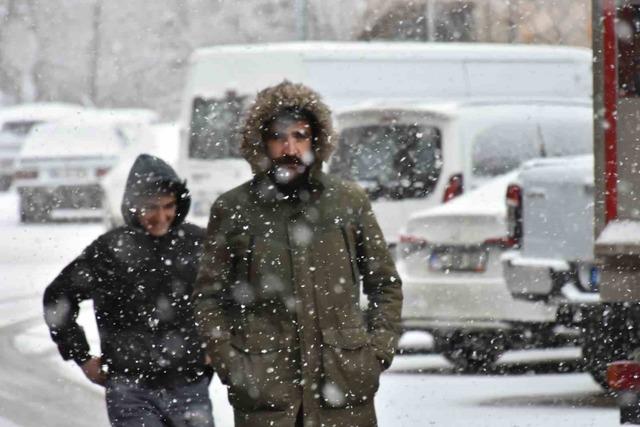Oltu il&ccedil;e merkezine mevsimin ilk karı d&uuml;şt&uuml; 1