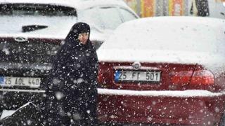 Oltu ilçe merkezine mevsimin ilk karı düştü