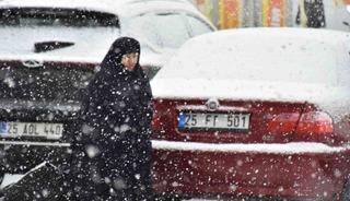 Oltu il&ccedil;e merkezine mevsimin ilk karı d&uuml;şt&uuml;
