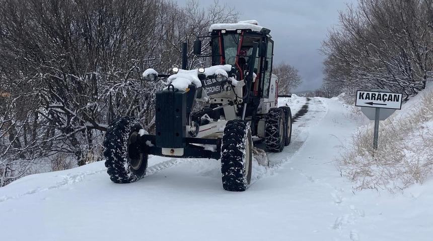 Elazığ'da kapalı k&ouml;y yolu 103 oldu, ekipler &ccedil;alışmalarını s&uuml;rd&uuml;r&uuml;yor