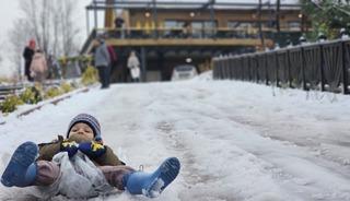 Zonguldak'ta &ccedil;ocuklar karda kayarak eğlendi