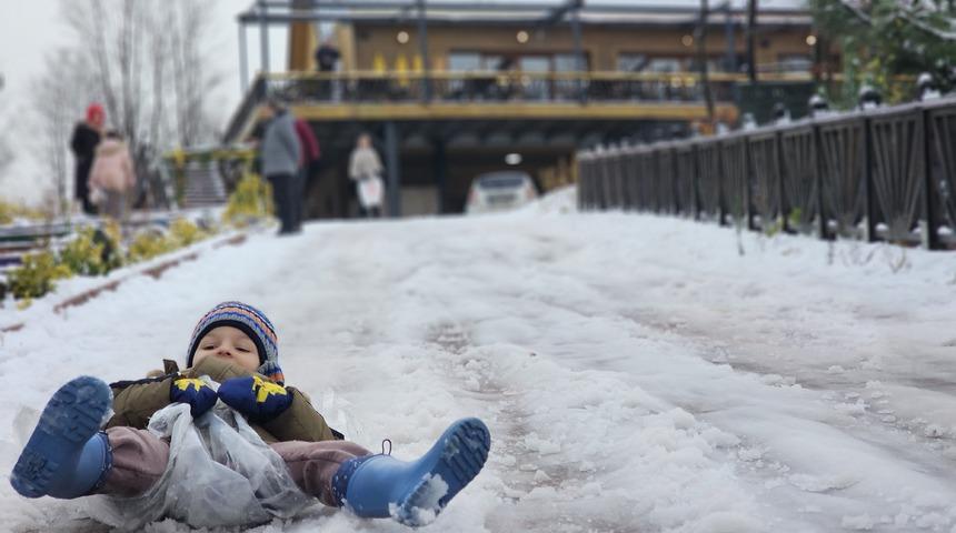 Zonguldak'ta &ccedil;ocuklar karda kayarak eğlendi