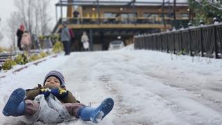Zonguldak'ta çocuklar karda kayarak eğlendi