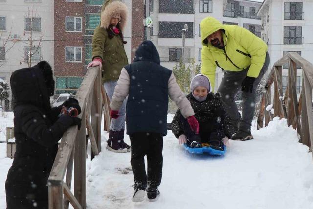 Bolu&rsquo;da kar yağışının tadını &ccedil;ocuklar &ccedil;ıkardı: Parklar kayak pistine d&ouml;nd&uuml; 7