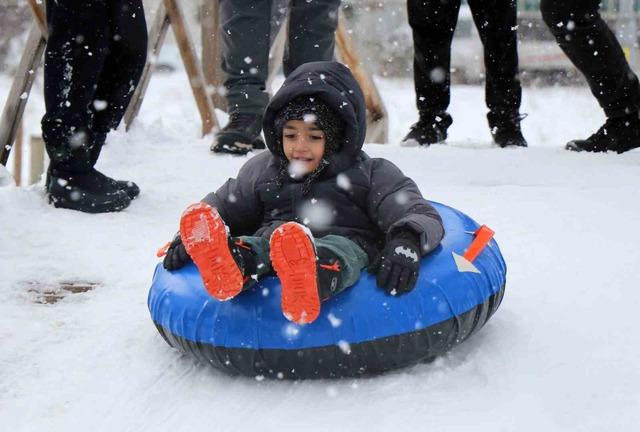 Bolu&rsquo;da kar yağışının tadını &ccedil;ocuklar &ccedil;ıkardı: Parklar kayak pistine d&ouml;nd&uuml; 6
