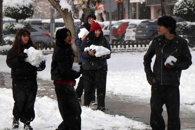 Bolu&rsquo;da kar yağışının tadını &ccedil;ocuklar &ccedil;ıkardı: Parklar kayak pistine d&ouml;nd&uuml; 5