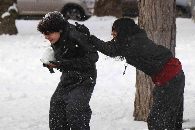 Bolu&rsquo;da kar yağışının tadını &ccedil;ocuklar &ccedil;ıkardı: Parklar kayak pistine d&ouml;nd&uuml; 2