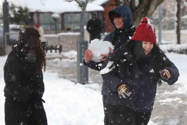Bolu&rsquo;da kar yağışının tadını &ccedil;ocuklar &ccedil;ıkardı: Parklar kayak pistine d&ouml;nd&uuml; 1