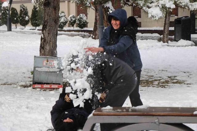 Bolu&rsquo;da kar yağışının tadını &ccedil;ocuklar &ccedil;ıkardı: Parklar kayak pistine d&ouml;nd&uuml; 3