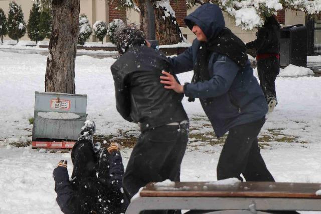 Bolu&rsquo;da kar yağışının tadını &ccedil;ocuklar &ccedil;ıkardı: Parklar kayak pistine d&ouml;nd&uuml; 4