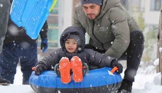 Bolu&rsquo;da kar yağışının tadını &ccedil;ocuklar &ccedil;ıkardı: Parklar kayak pistine d&ouml;nd&uuml;