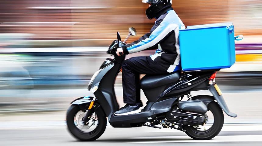 Kurye sipariş getirdiği binaya tuvaletini yaptı