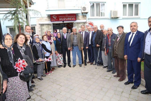 Başkan Şirin, huzurevinde kalan yaşlılarla buluştu