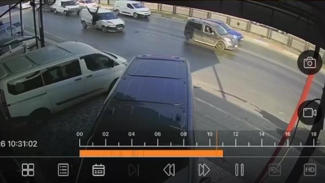 Hafif ticari ara&ccedil; yayaya &ccedil;arptı: O anlar kamerada 1