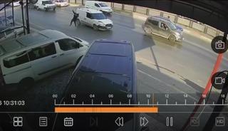 Hafif ticari ara&ccedil; yayaya &ccedil;arptı: O anlar kamerada