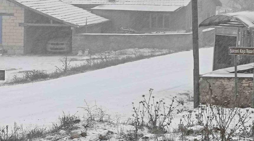 Eskişehir&rsquo;in kırsalı beyaza b&uuml;r&uuml;nd&uuml;