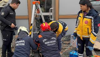 Beylikd&uuml;z&uuml;'nde r&ouml;gara d&uuml;ş&uuml;p yaralanan iş&ccedil;i itfaiye ekiplerince kurtarıldı