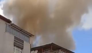 Ankara&rsquo;da binanın &ccedil;atısı alev alev yandı