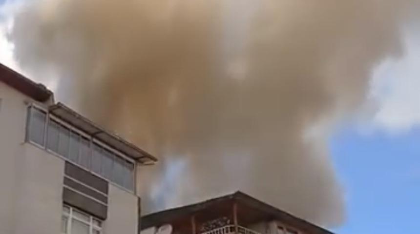 Ankara&rsquo;da binanın &ccedil;atısı alev alev yandı