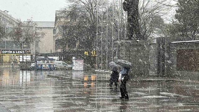 Kent merkezinde lapa lapa yağan kar havadan g&ouml;r&uuml;nt&uuml;lendi 4