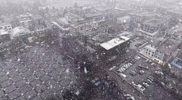 Kent merkezinde lapa lapa yağan kar havadan g&ouml;r&uuml;nt&uuml;lendi 2