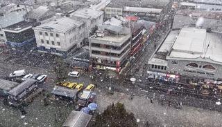 Kent merkezinde lapa lapa yağan kar havadan g&ouml;r&uuml;nt&uuml;lendi