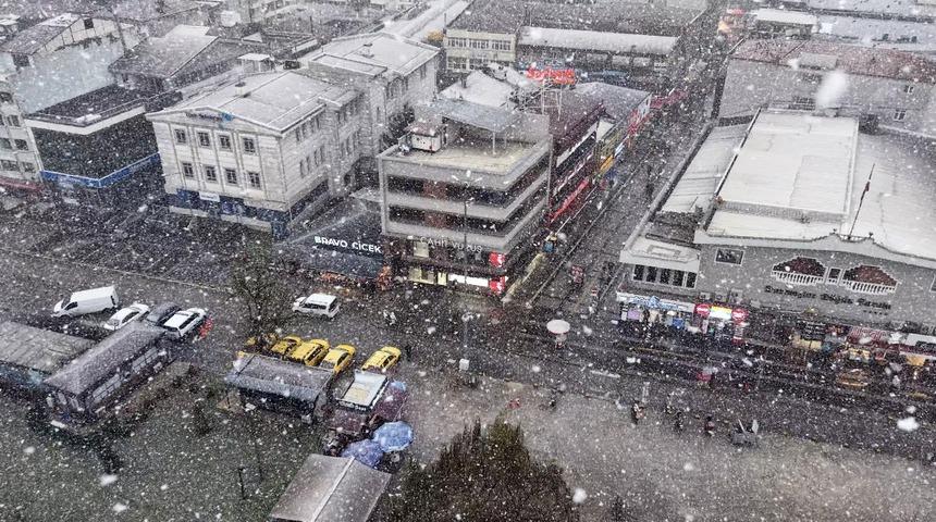 Kent merkezinde lapa lapa yağan kar havadan g&ouml;r&uuml;nt&uuml;lendi