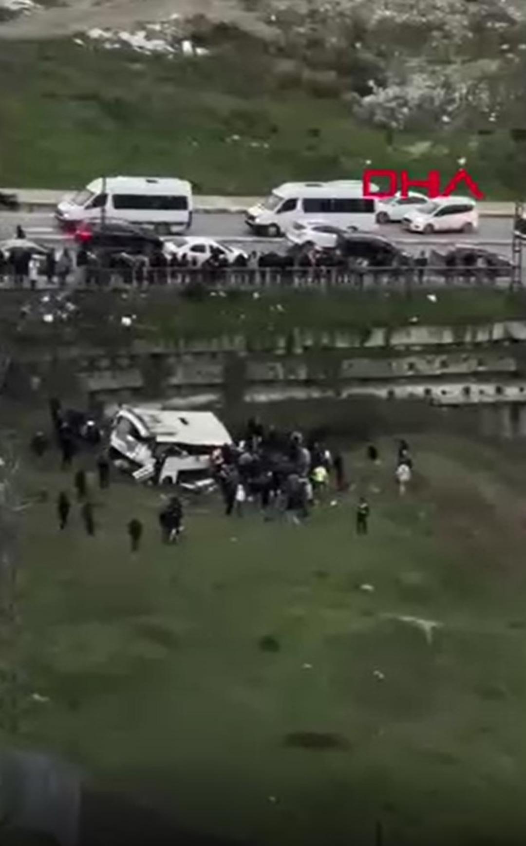 Esenyurt ta otob&uuml;s faciası! Şarampole yuvarlandı, İstanbul Valiliği acı haberi duyurdu 1