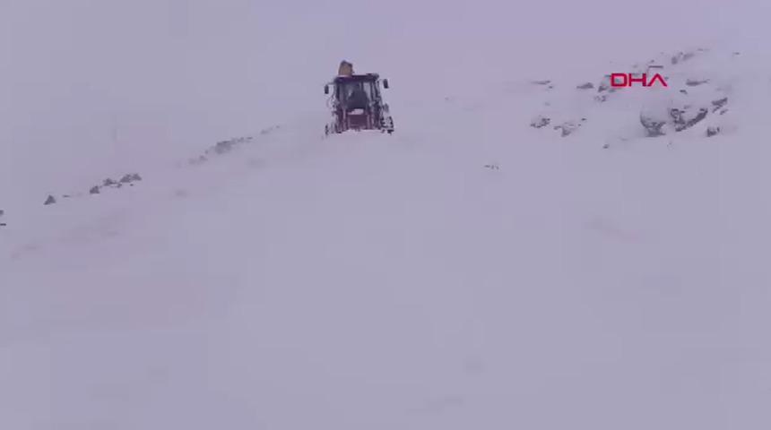 Kars'ta kar esareti! 27 k&ouml;y yolu ulaşıma kapandı