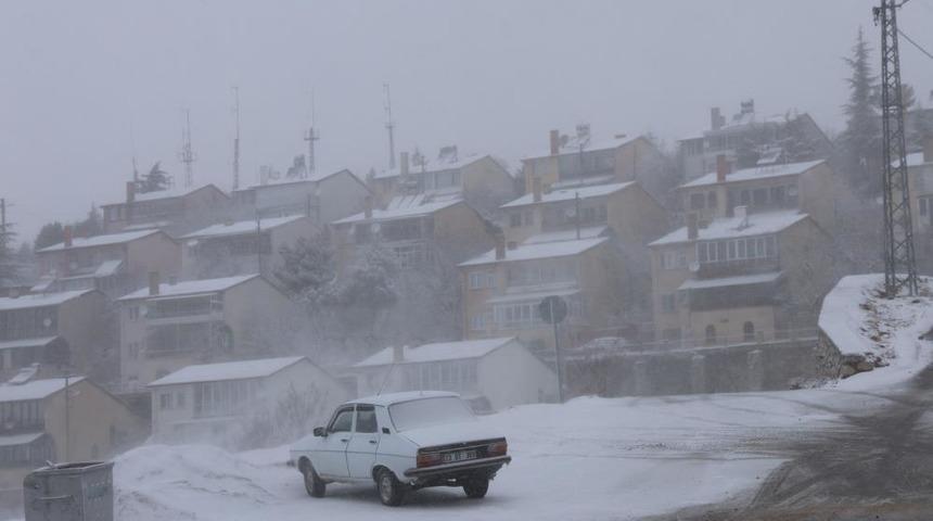 Elazığ'da kar yağışı s&uuml;r&uuml;yor: 4 bin yıllık tarihi Harput beyaza b&uuml;r&uuml;nd&uuml;