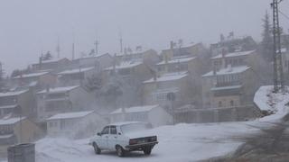 Elazığ'da kar yağışı sürüyor: 4 bin yıllık tarihi Harput beyaza büründü