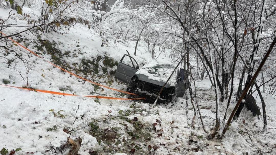 Kar sebebiyle kayganlaşan yolda kontrolden &ccedil;ıkan otomobil şarampole devrildi: 3 yaralı 1