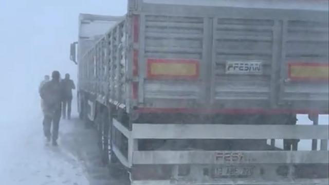 Beyaz esaret! Tendürek Geçidi'nde ulaşım durma noktasına geldi
