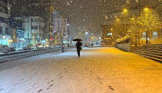 Hakkari'de kar etkili oldu! 72 yerleşim yerine ulaşım sağlanamıyor