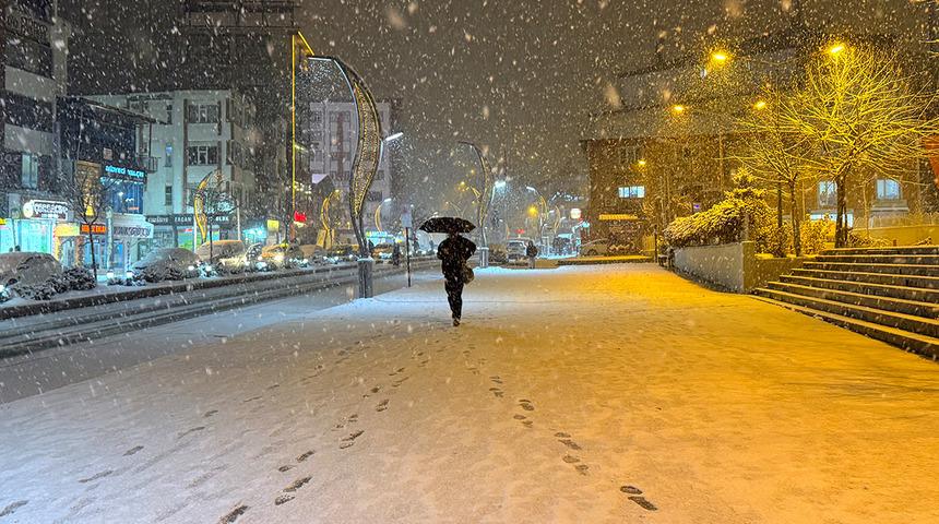 Hakkari'de kar etkili oldu! 72 yerleşim yerine ulaşım sağlanamıyor