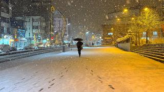 Hakkari'de kar etkili oldu! 72 yerleşim yerine ulaşım sağlanamıyor