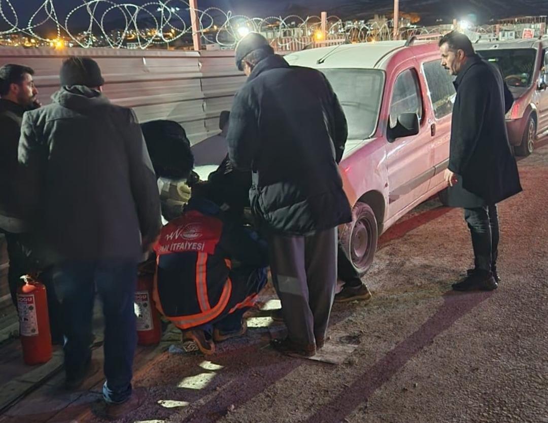 Van da park halindeki kamyonette yangın 1