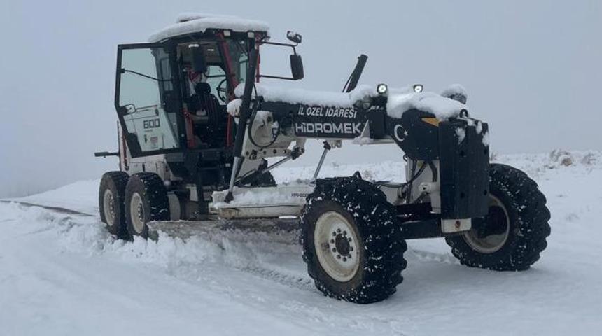 Elazığ'da kapalı k&ouml;y yolu 111 oldu, ekipler &ccedil;alışmalarını s&uuml;rd&uuml;r&uuml;yor