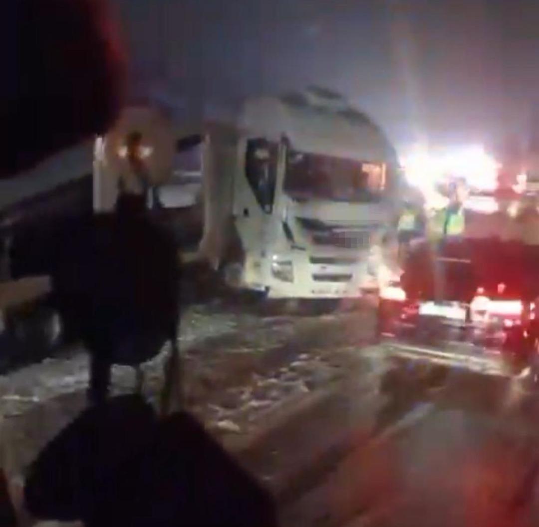 Bolu Dağı T&uuml;neli &ccedil;ıkışında 6 ara&ccedil;lı zincirleme kaza  1