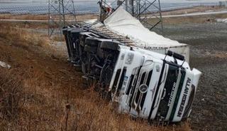 Muş&rsquo;ta tır şarampole yuvarlandı