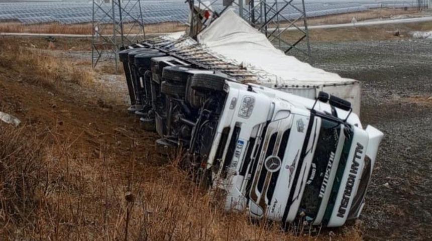 Muş&rsquo;ta tır şarampole yuvarlandı